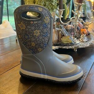 Bogs youth size 4